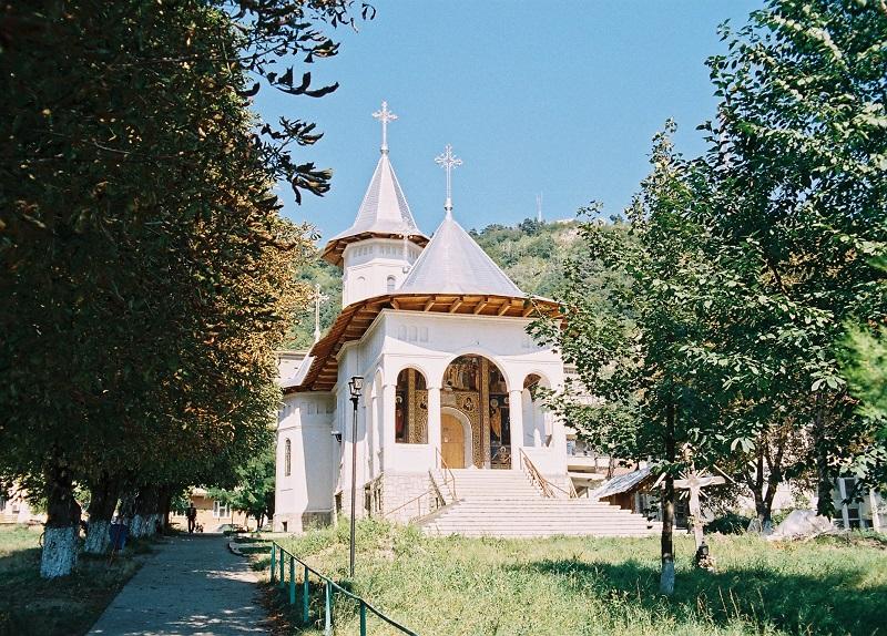 Biserica - vedere exterioară