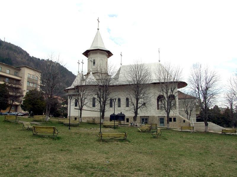 Biserica - vedere exterioară